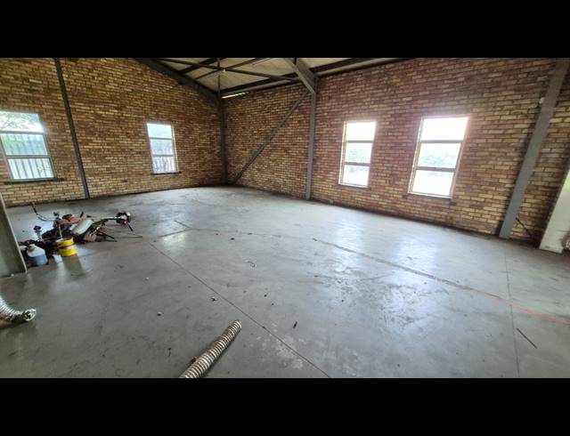 2,450M² WAREHOUSE TO LET IN APEX